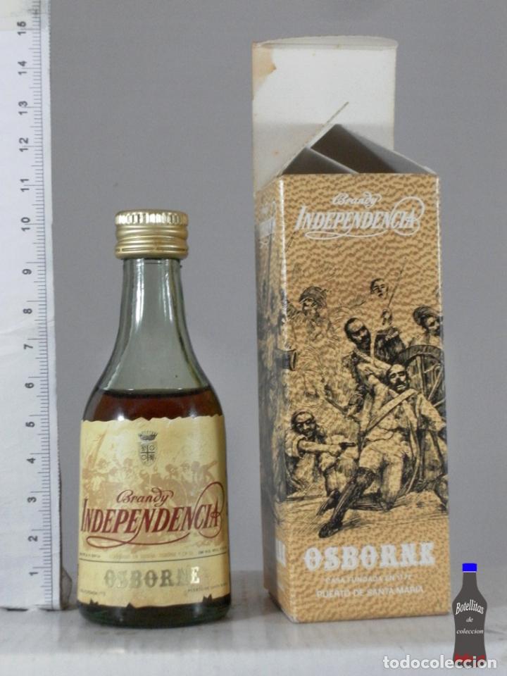 Coleccionismo de vinos y licores: BOTELLITA BOTELLIN BRANDY INDEPENDENCIA SOLERA OSBORNE PUERTO DE SANTA MARIA + CAJA