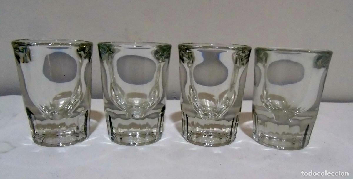 Coleccionismo de vinos y licores: DOCE VASOS VIDRIO PRENSADO, BASE MACIZA . PESO 240 GR.
