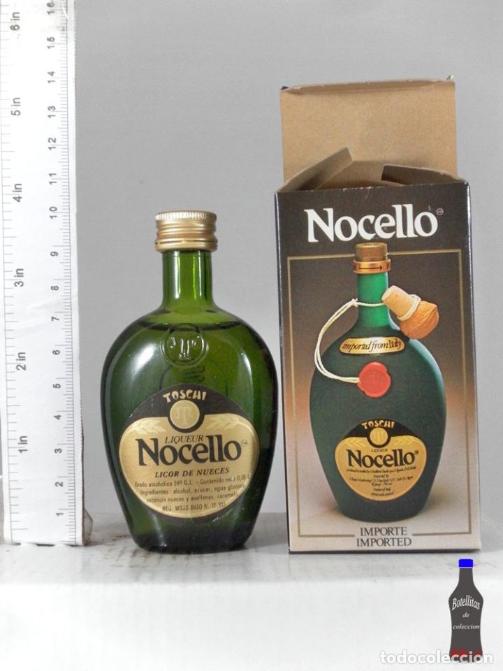 Sammlung von Weinen und Lik&ouml;ren: BOTELLITA BOTELLIN LIQUEUR NOCELLO NUECES IMPORTED TOSCHI ITALIA + CAJA