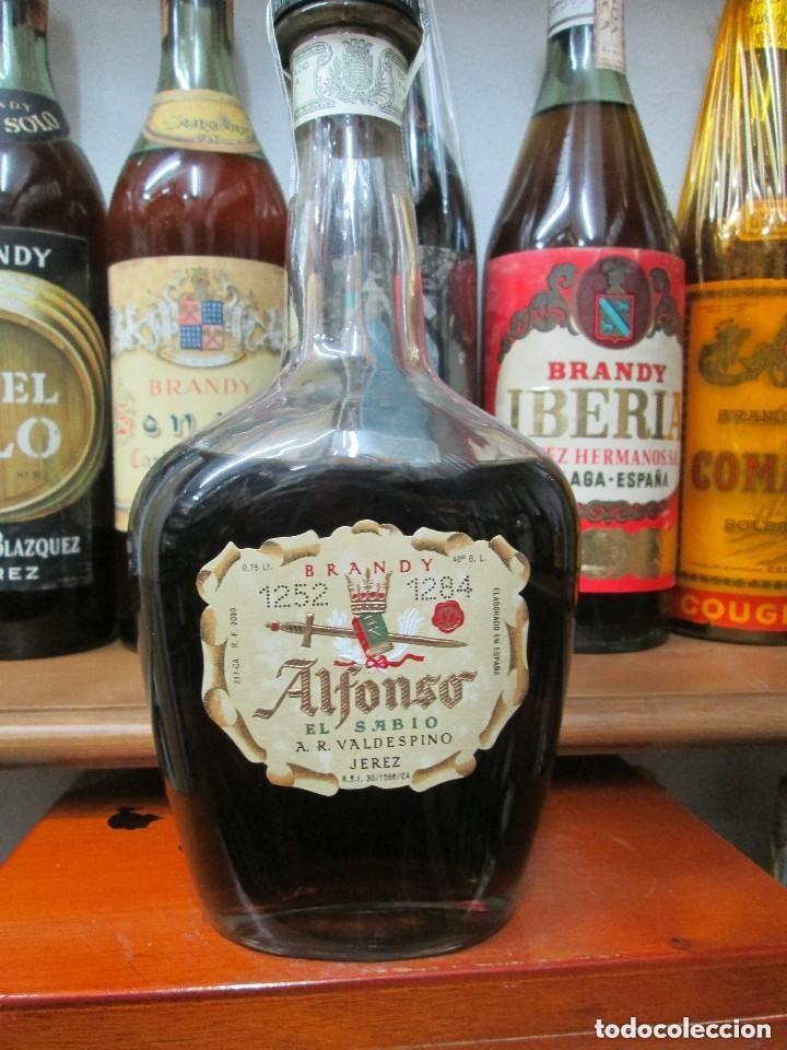 Coleccionismo de vinos y licores: ANTIGUA BOTELLA BRANDY CO&Ntilde;AC, ALFONSO EL SABIO DE VALDESPINO IMPUESTO DE 8 PTS