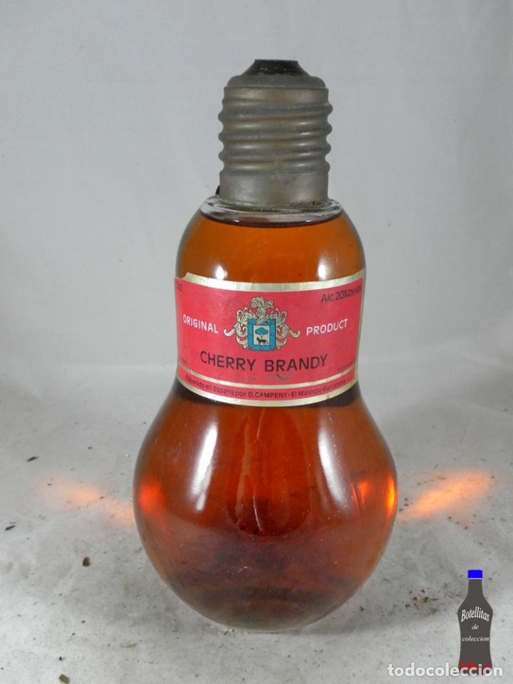 Coleccionismo de vinos y licores: BOTELLA CHERRY BRANDY DESTILERIAS CAMPENY BARCELONA FORMA DE BOMBILLA