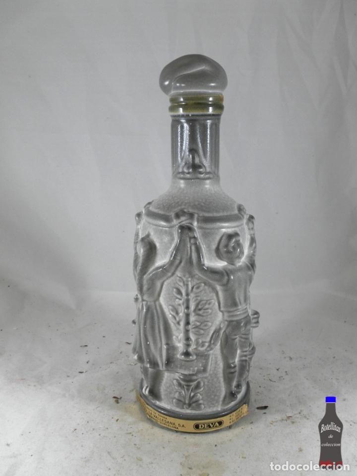 Collection of wines and liquors: BOTELLA FIGURA SARDANA DESTILERIAS LA VALLESANA DESTILERIAS DEL VALLES