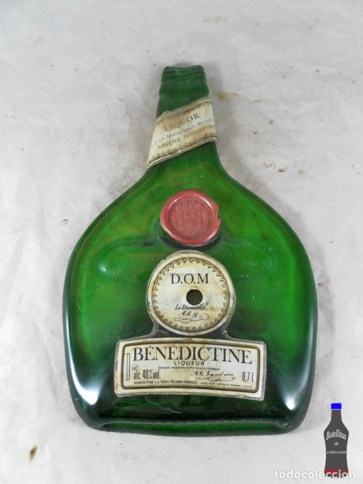 Sammlung von Weinen und Lik&ouml;ren: BOTELLA LIQUOR DOM BENEDICTINE FRANCE APLASTADA ETIQUETA FRANCESA FORMABA PARTE DE UN RELOJ