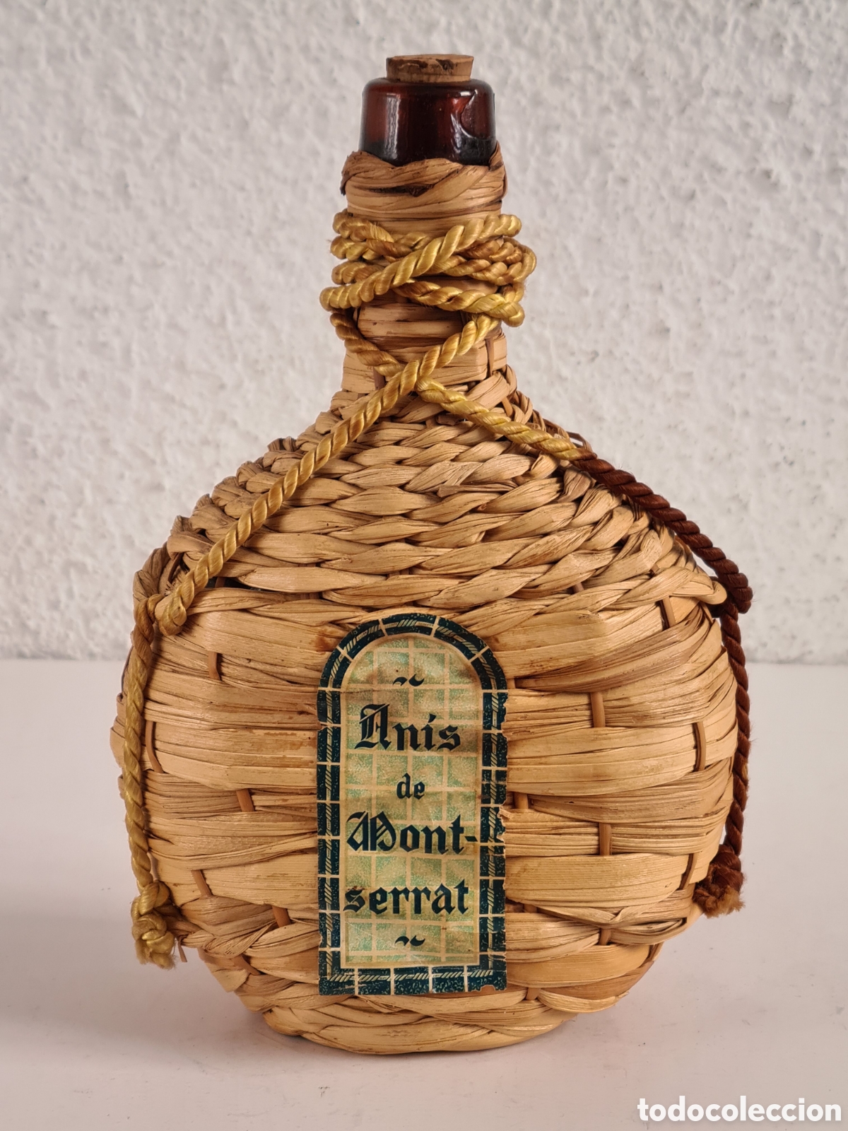 Coleccionismo de vinos y licores: Botella An&iacute;s de Montserrat - Cristal y Mimbre - Licor Aguardiente