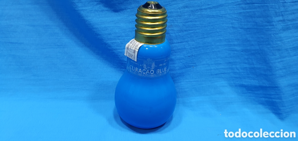 Collection of wines and liquors: BOTELLA LLENA PRECINTADA CURA&Ccedil;AO BLUE AZUL EN FORMA DE BOMBILLA. DESTILARIAS CAMPENY