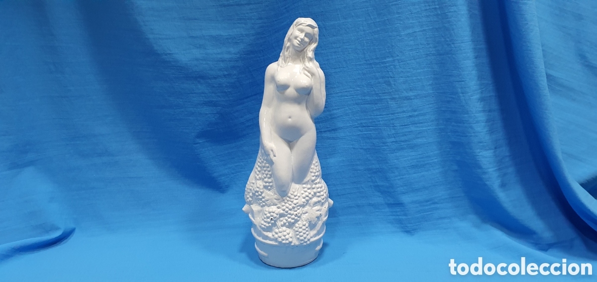 Coleccionismo de vinos y licores: BONITA BOTELLA LA VENIS DE LA VID. BRANDY. LLENA. FALTAN ETIQUETAS. DESTILERIAS CAMPENY