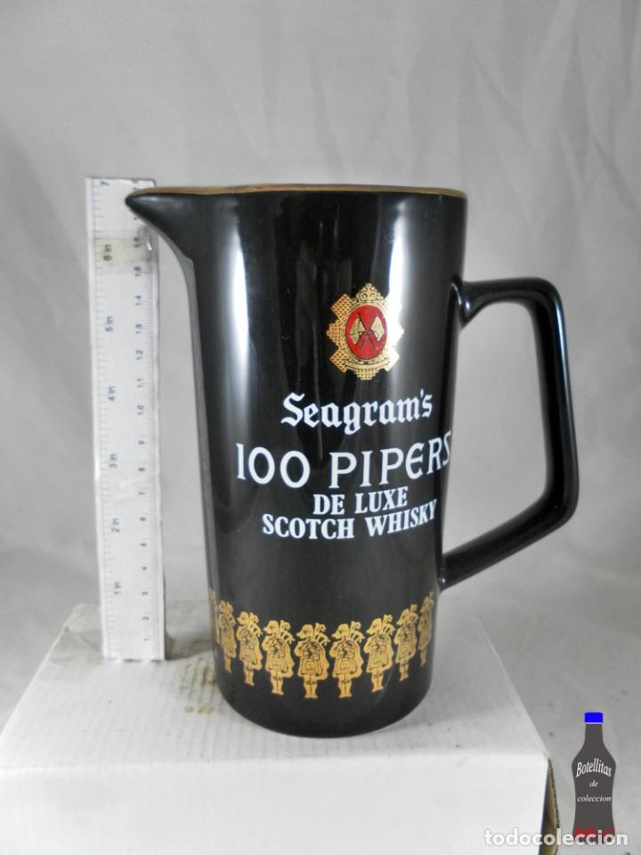 Collection of wines and liquors: JARRA CERAMICA PARA AGUA WHISKY SEAGRAM&acute;S 100 PIPERS SCOTCH WHISKY