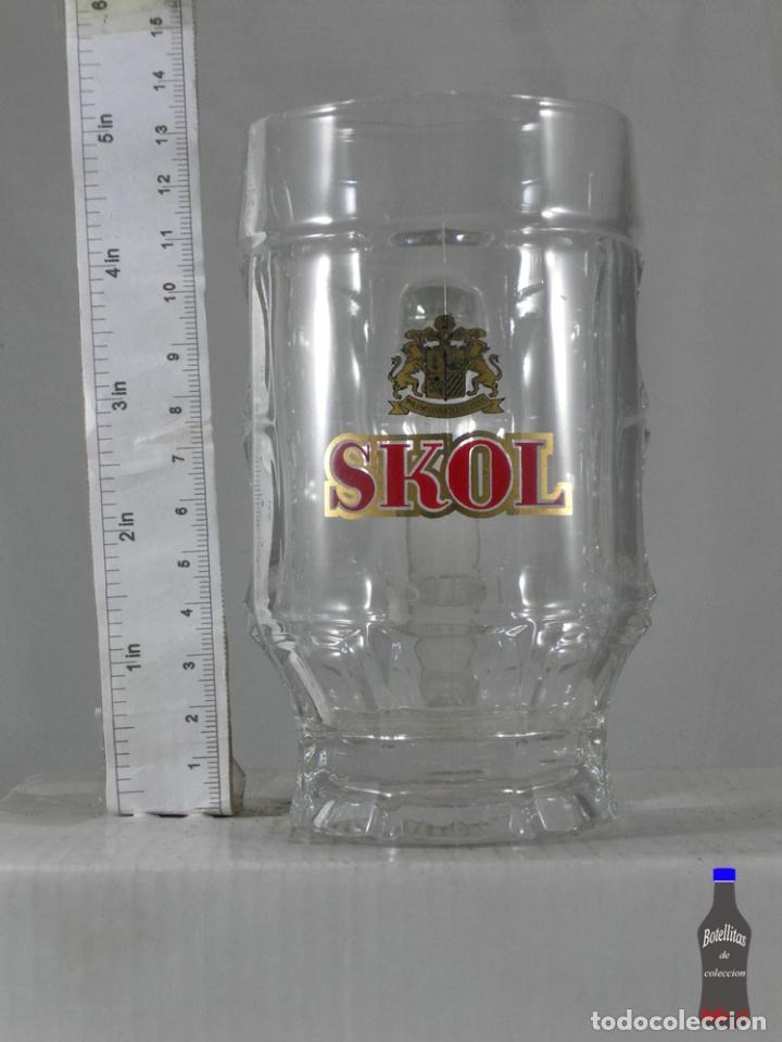 Sammlung von Weinen und Lik&ouml;ren: JARRA VASO CERVEZA SKOL
