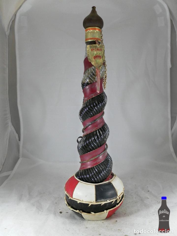 Sammlung von Weinen und Lik&ouml;ren: BOTELLA FORRADA DE CUERO BODEGAS PINA PORTOREY TORO