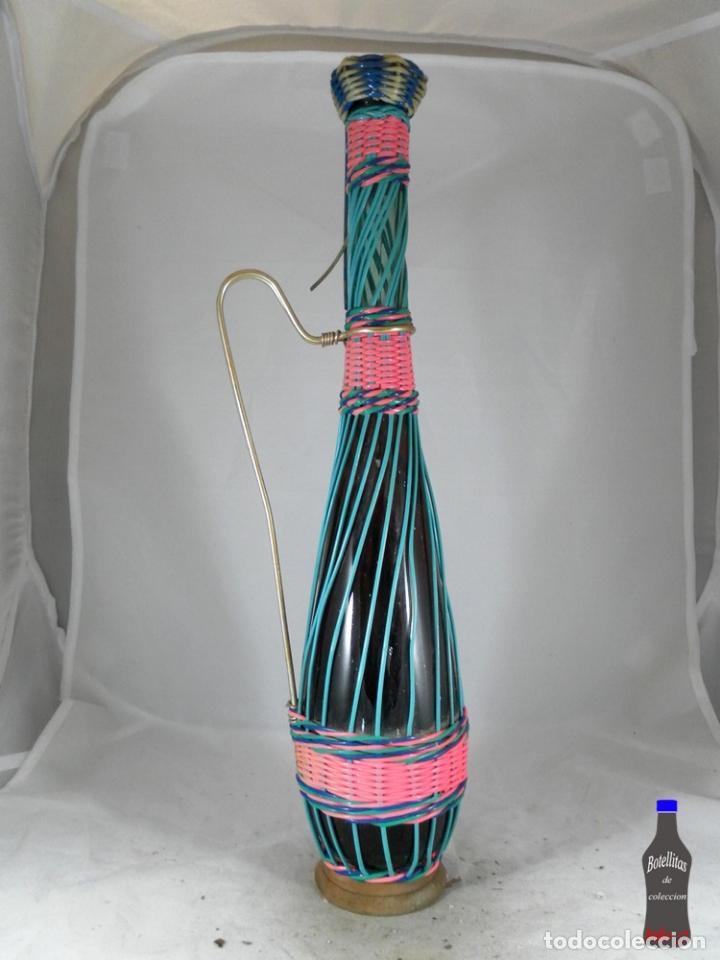 Sammlung von Weinen und Lik&ouml;ren: BOTELLA FORRADA DE HILO SCOUBIDOU Y ALUMINIO A&Ntilde;OS 60 GRAN TAMA&Ntilde;O