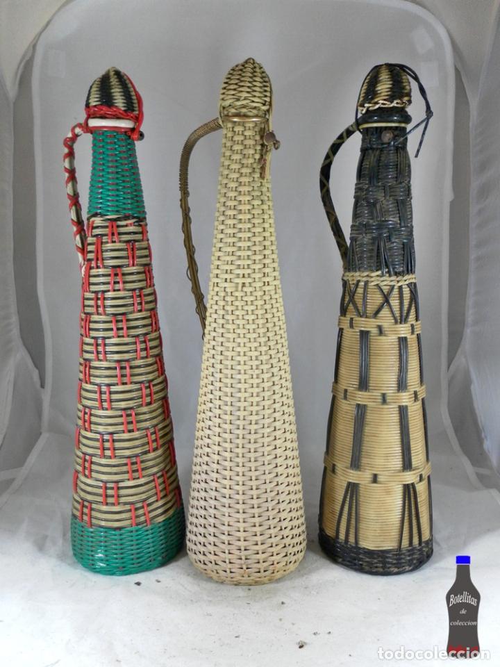 Coleccionismo de vinos y licores: LOTE DE 3 BOTELLA FORRADA DE HILO SCOUBIDOU Y ALUMINIO A&Ntilde;OS 60 GRAN TAMA&Ntilde;O