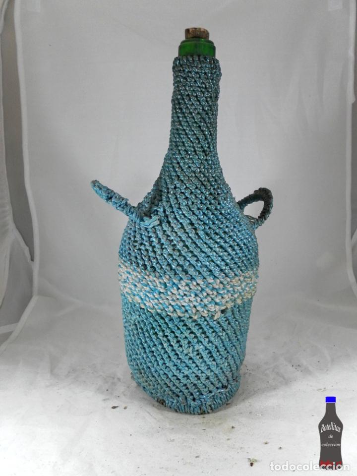 Collection of wines and liquors: BOTELLA FORRADA DE HILO PLASTICO A&Ntilde;OS 60