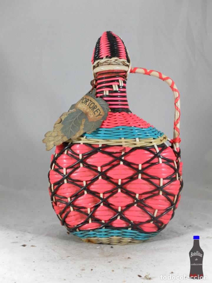 Collezionismo di vini e liquori: BOTELLA GARRAFA MOSCATEL FORRADA DE HILO SCOUBIDOU PORTOREY BODEGAS PINA A&Ntilde;OS 60