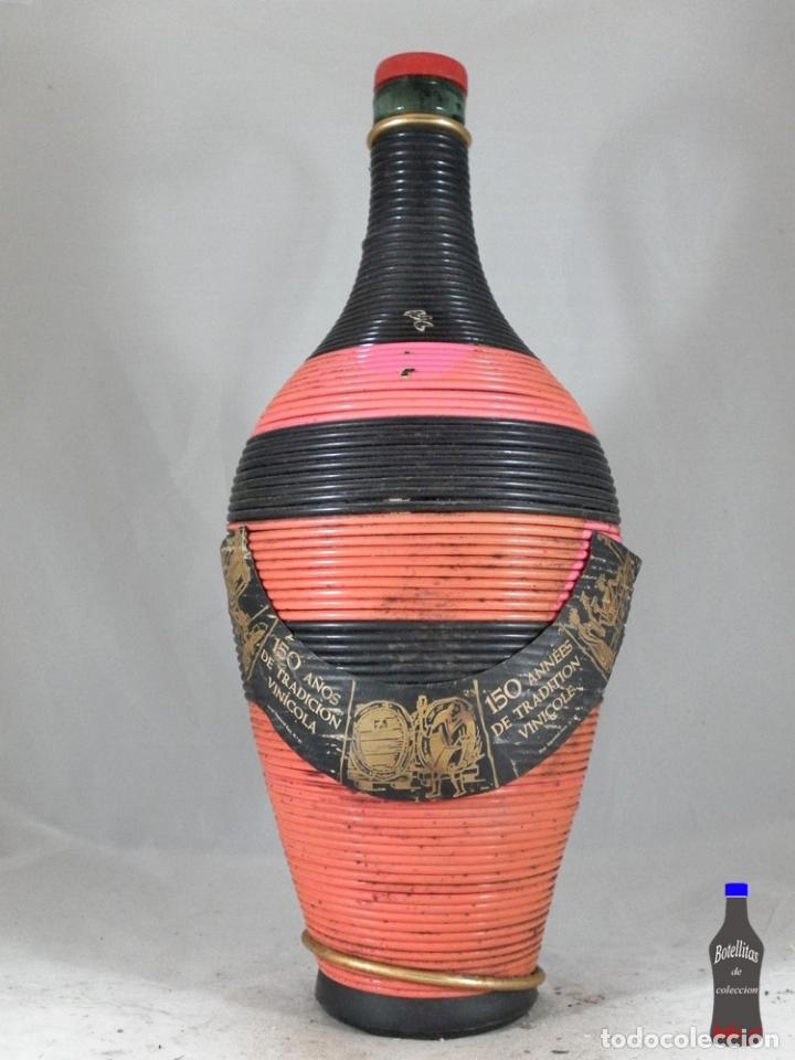Coleccionismo de vinos y licores: BOTELLA FORRADA DE HILO SCOUBIDOU Y ALUMINIO A&Ntilde;OS 60 BODEGAS PINORD VIRESA