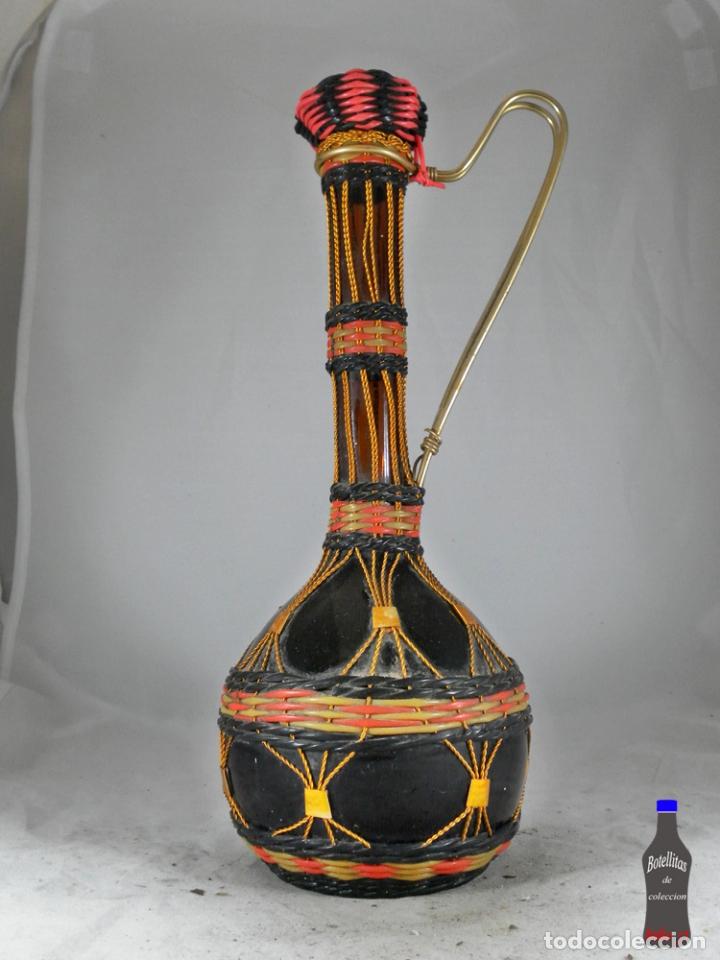 Collection of wines and liquors: BOTELLA FORRADA DE HILO SCOUBIDOU Y ALUMINIO A&Ntilde;OS 60