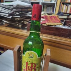 Coleccionismo de vinos y licores: ANTIGUA BOTELLA CON SOPORTE SCOTH WHISKY JB LITRO Y MEDIO GECEPSA