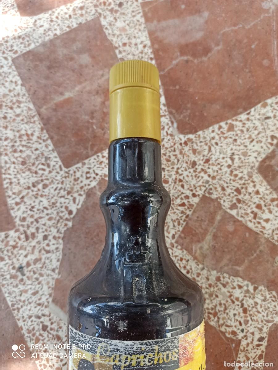 Coleccionismo de vinos y licores: Botella de licor.El T&iacute;o Cirilo - Foto 2