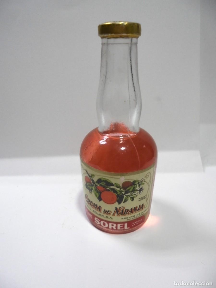 Coleccionismo de vinos y licores: BOTELLIN DE CREMA DE NARANJA. SOREL. CERRADA. VER FOTOS.