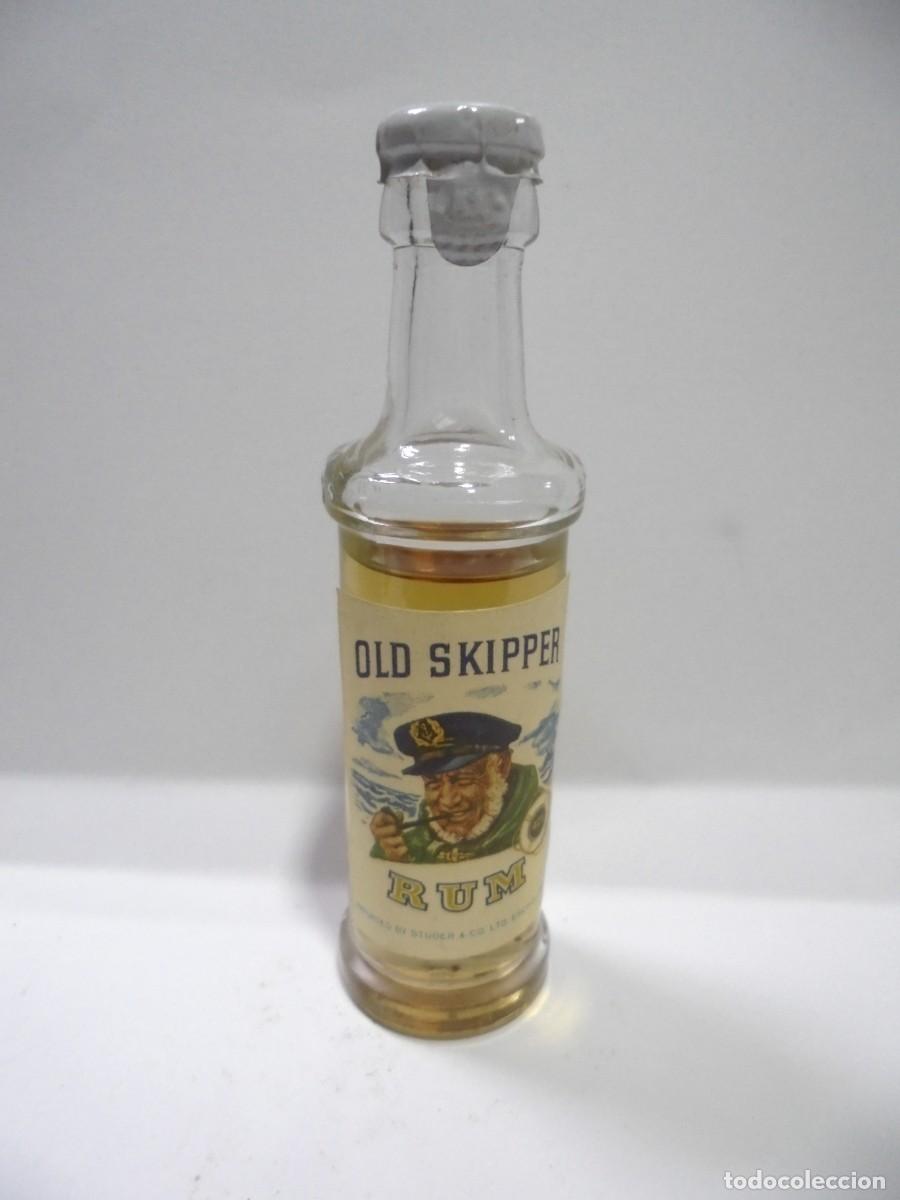 Coleccionismo de vinos y licores: BOTELLIN DE RUM. OLD SKIPPER. CERRADA. VER FOTOS.