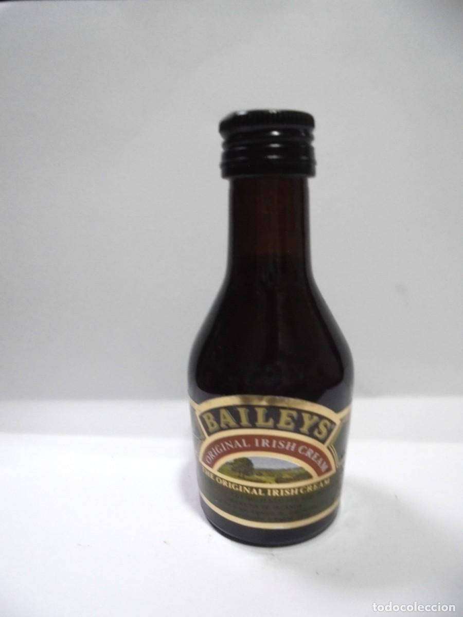 Coleccionismo de vinos y licores: BOTELLIN DE LICOR BAILEYS. ORIGINAL IRISH CREAM. CERRADA. VER FOTOS.