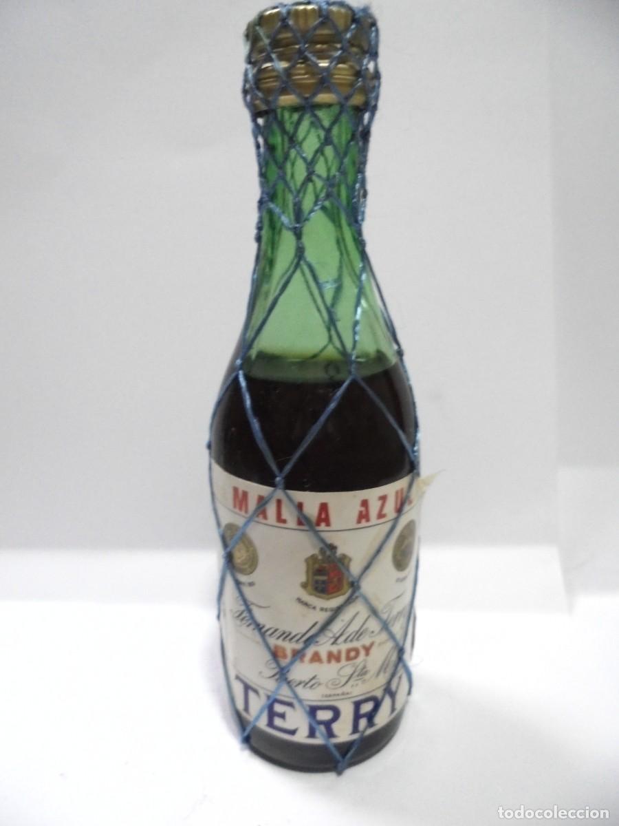 Coleccionismo de vinos y licores: BOTELLIN DE BRANDY TERRY. MALLA AZUL. FERNANDO A. DE TERRY. PUERTO STA. M&ordf;. CERRADA. VER FOTOS.