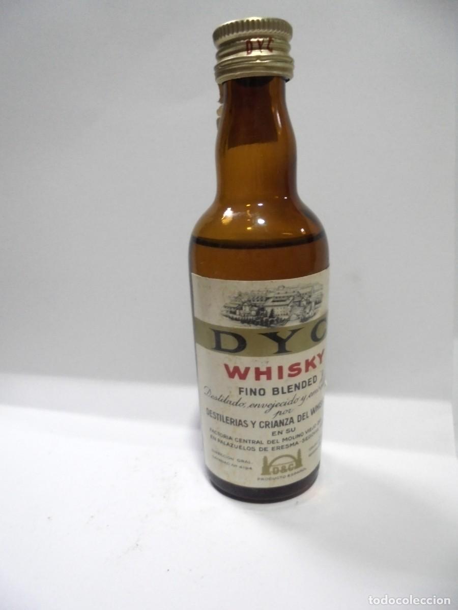 Coleccionismo de vinos y licores: BOTELLIN DE WHISKY DYC. CERRADA. VER FOTOS.