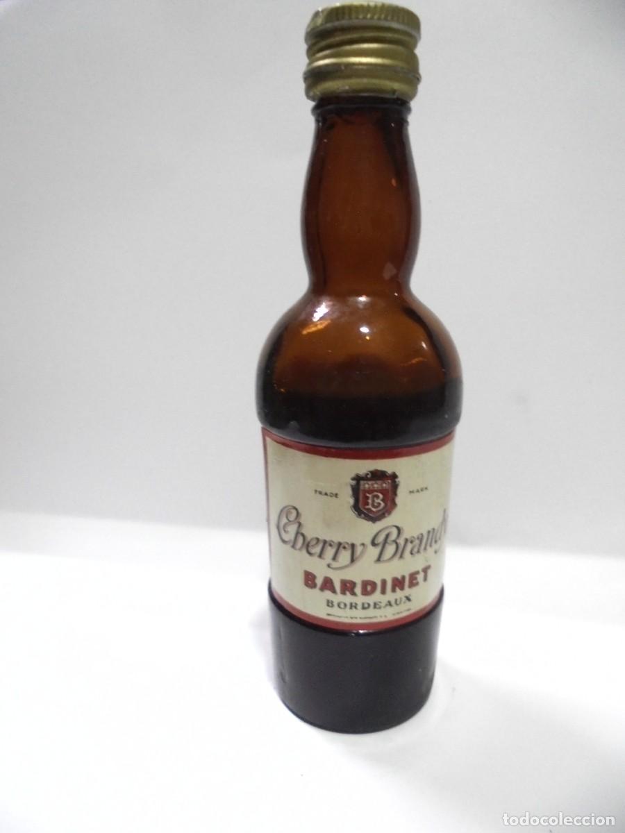 Coleccionismo de vinos y licores: BOTELLIN DE CHERRY BRANDY. BARDINET. BORDEAUX. CERRADA. VER FOTOS.