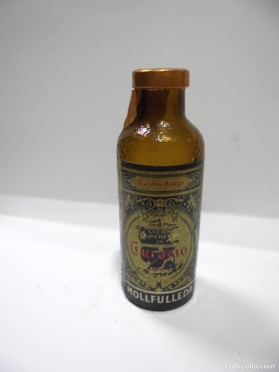 Coleccionismo de vinos y licores: BOTELLIN DE LICOR CURACAO. MOLLFULLEDA. CERRADA. VER FOTOS.