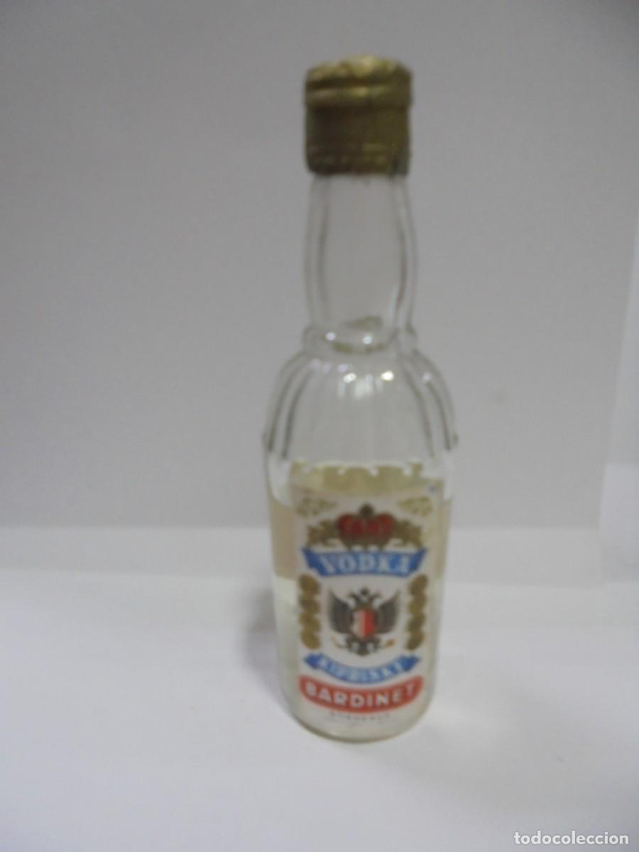 Sammlung von Weinen und Lik&ouml;ren: BOTELLIN DE VODKA. KIPRISKY. BARDINET. CERRADA. VER FOTOS.