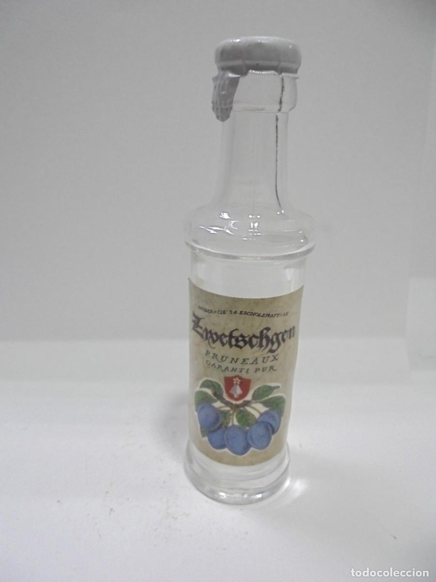 Coleccionismo de vinos y licores: BOTELLIN DE ZIVETSCHGEN. PRUNEAUX LICOR DE ARANDANOS AZULES. SUIZA. CERRADA. VER FOTOS.