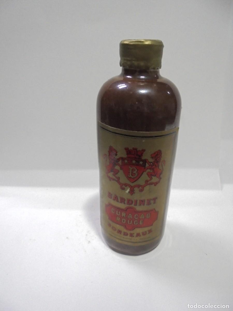 Coleccionismo de vinos y licores: BOTELLIN DE LICOR DE CURACAO ROUGE. BARDINET. BORDEAUX. CERRADA. VER FOTOS.