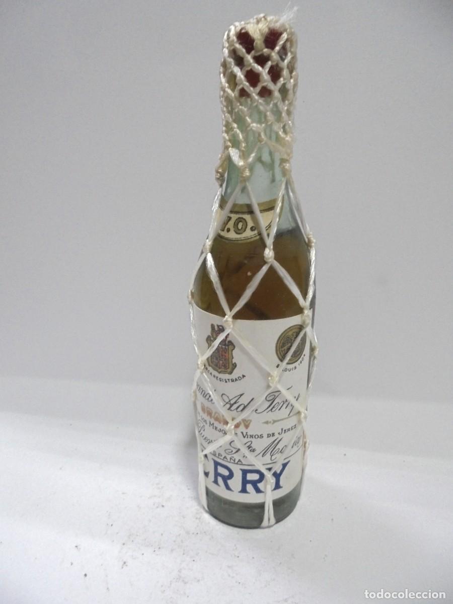 Sammlung von Weinen und Lik&ouml;ren: BOTELLIN DE BRANDY TERRY. FERNANDO A. DE TERRY. PUERTO DE SANTA MARIA. CERRADA. VER FOTOS.