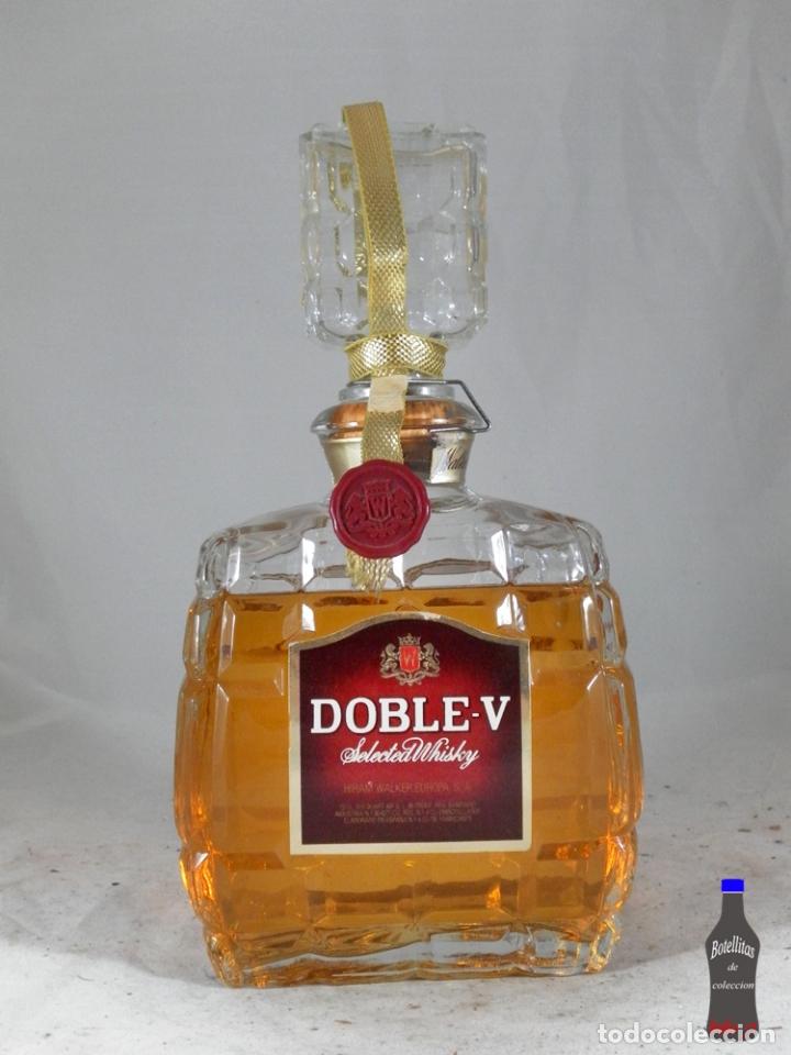 Collection of wines and liquors: BOTELLA DOBLE - V SELECTED WHISKY HIRAM WALKER EUROPA MADRID A&Ntilde;OS 80