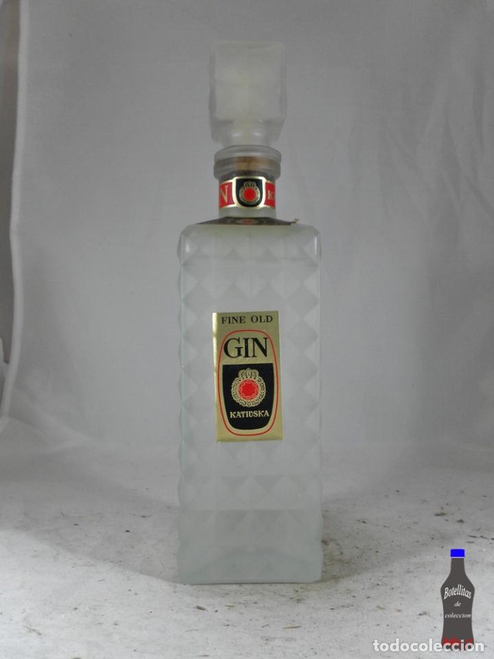 Sammlung von Weinen und Lik&ouml;ren: BOTELLA GIN FINE OLD GIN KATIUSKA ANTONIO GO&Ntilde;I MADRID