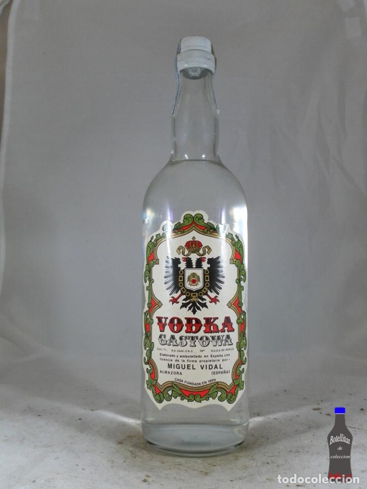 Sammlung von Weinen und Lik&ouml;ren: BOTELLA GASTOWA VODKA MIGUEL VIDAL ALMAZORA ESPA&Ntilde;A