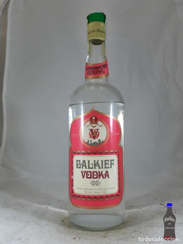 Sammlung von Weinen und Lik&ouml;ren: BOTELLA VODKA BALKIEF VIGARTO VICENTE GARCIA TORTAJADA BENETUSER VALENCIA