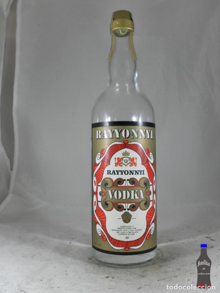 Sammlung von Weinen und Lik&ouml;ren: BOTELLA VODKA RAYYONNYI BERNARDO VILA Y CIA VALENCIA