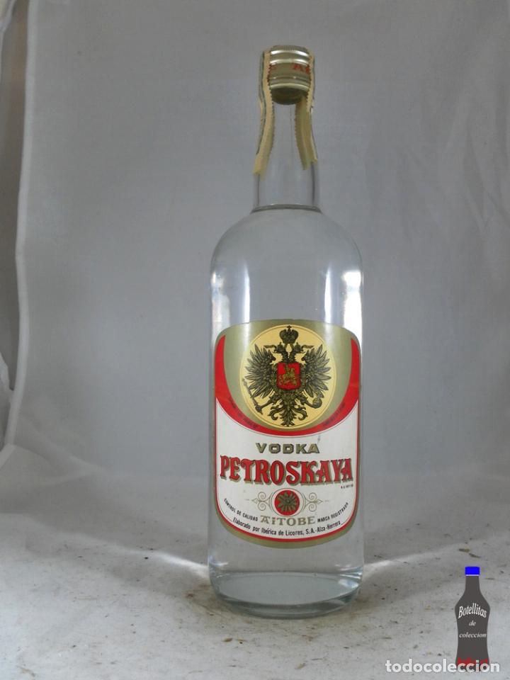 Sammlung von Weinen und Lik&ouml;ren: BOTELLA VODKA PETROSKAYA AITOBE IBERICA DE LICORES ALZA HERRERA