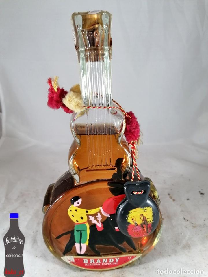 Collection of wines and liquors: BOTELLA RESERVA ESPECIAL CAMPENY FORMA GUITARRA