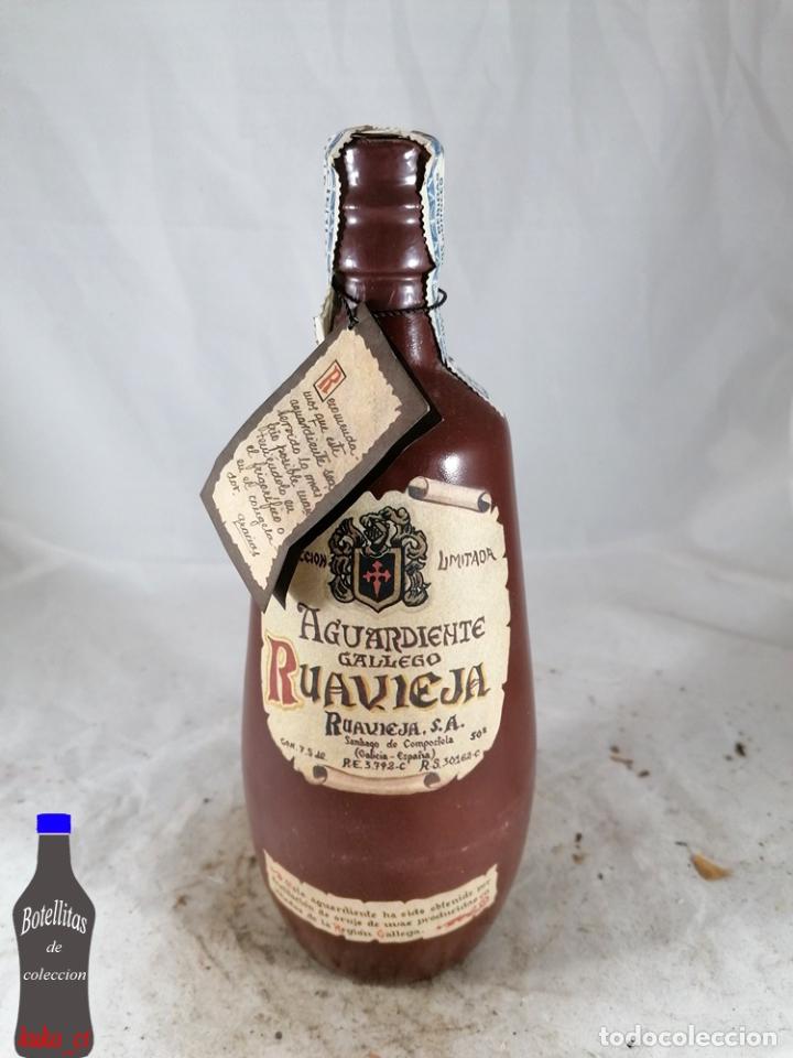 Collection of wines and liquors: BOTELLA EDICION LIMITADA AGUARDIENTE GALLEGO RUAVIEJA SANTIAGO COMPOSTELA