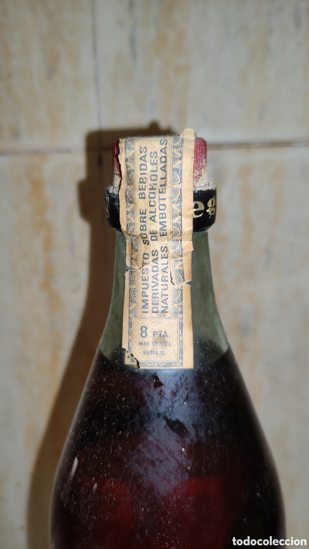 Coleccionismo de vinos y licores: Botella antigua ron negrita , precinto ocho pesetas