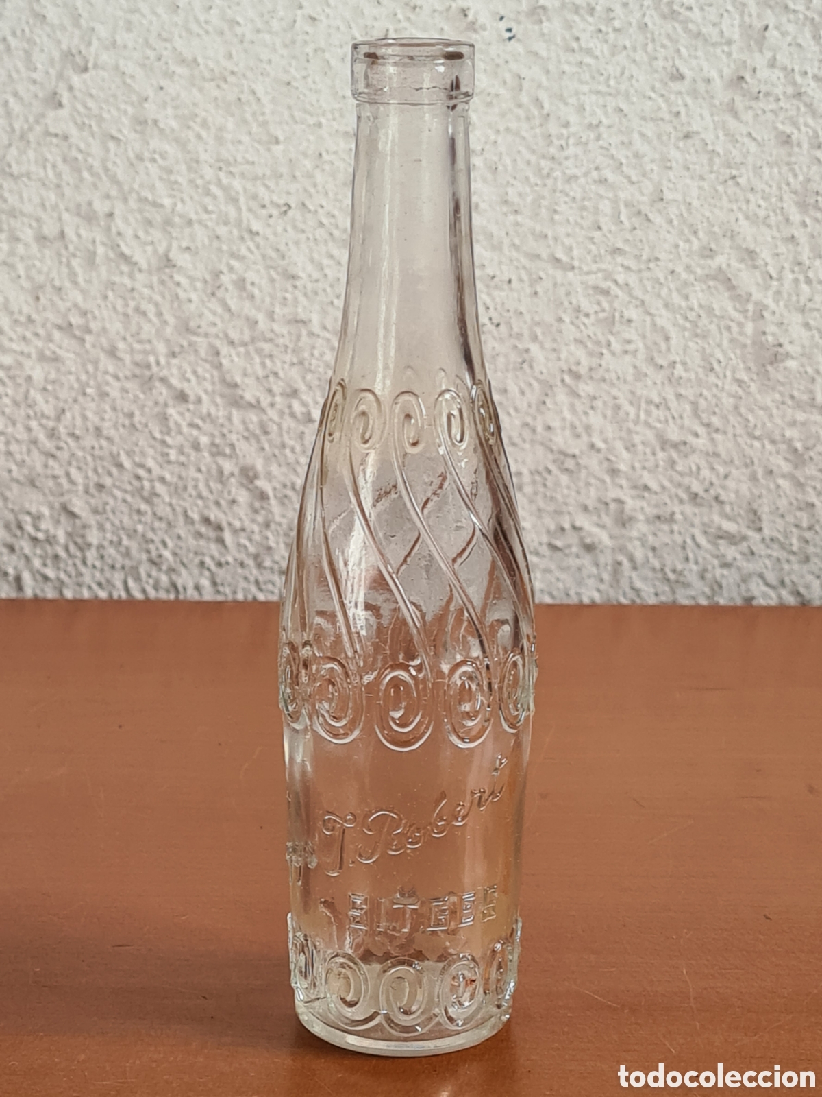 Coleccionismo de vinos y licores: Antigua Botella Bodegas J. Robert - Sitges - Cristal Grabado en Relieve