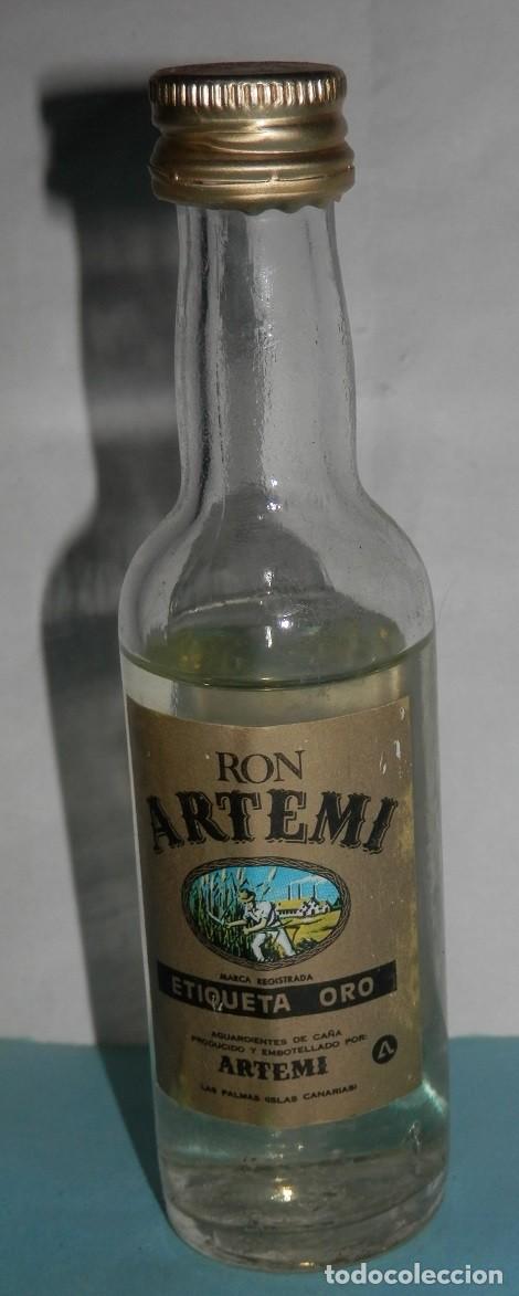 Coleccionismo de vinos y licores: ANTIGUA BOTELLA EN MINIATURA DEL RON ARTEMI
