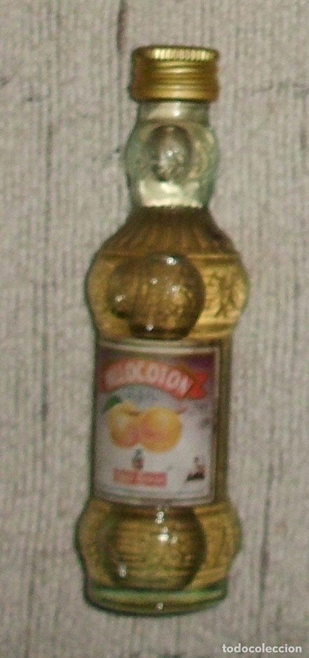 Coleccionismo de vinos y licores: BOTELLIN LICOR DE MELOCOTON. DESTILERIA CRUZ CONDE. MONTILLA. CORDOBA RF-6092