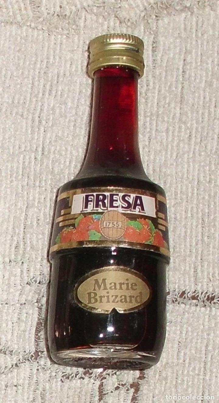 Coleccionismo de vinos y licores: BOTELLIN LICOR DE FRESA MARIE BRIZARD. ZIZURKIL. GUIPUZCOA RF-6139
