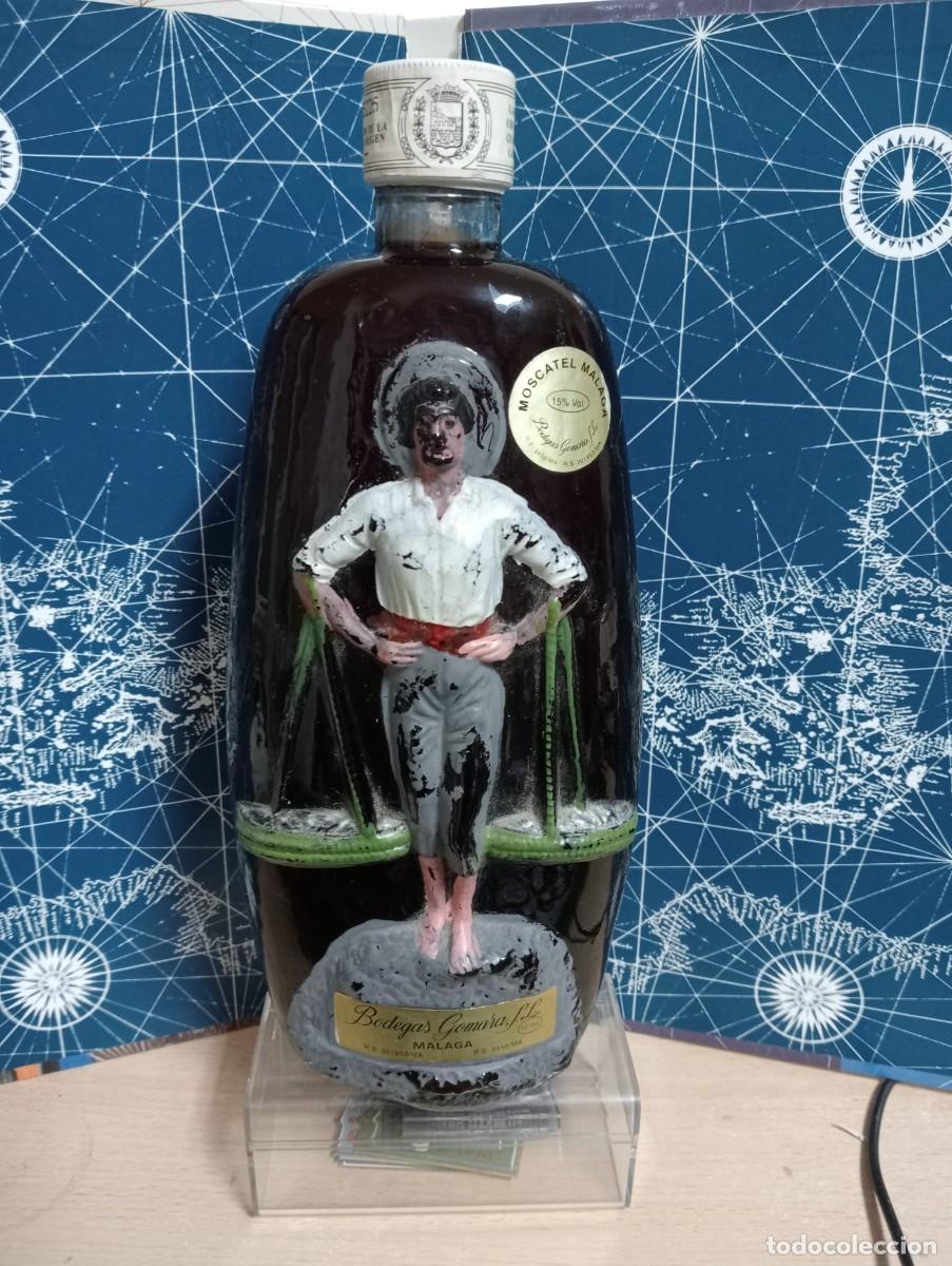 Coleccionismo de vinos y licores: MALAGA - BODEGAS GAMARRA - ANTIGUA BOTELLA MOSCATEL CRISTAL - LLENA, SIN DESPRECINTAR
