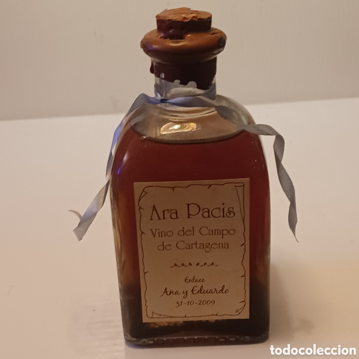 Coleccionismo de vinos y licores: Miniatura botellin cristal mini botella vino dorado del campo de Cartagena Ara Pacis 14 cm alto