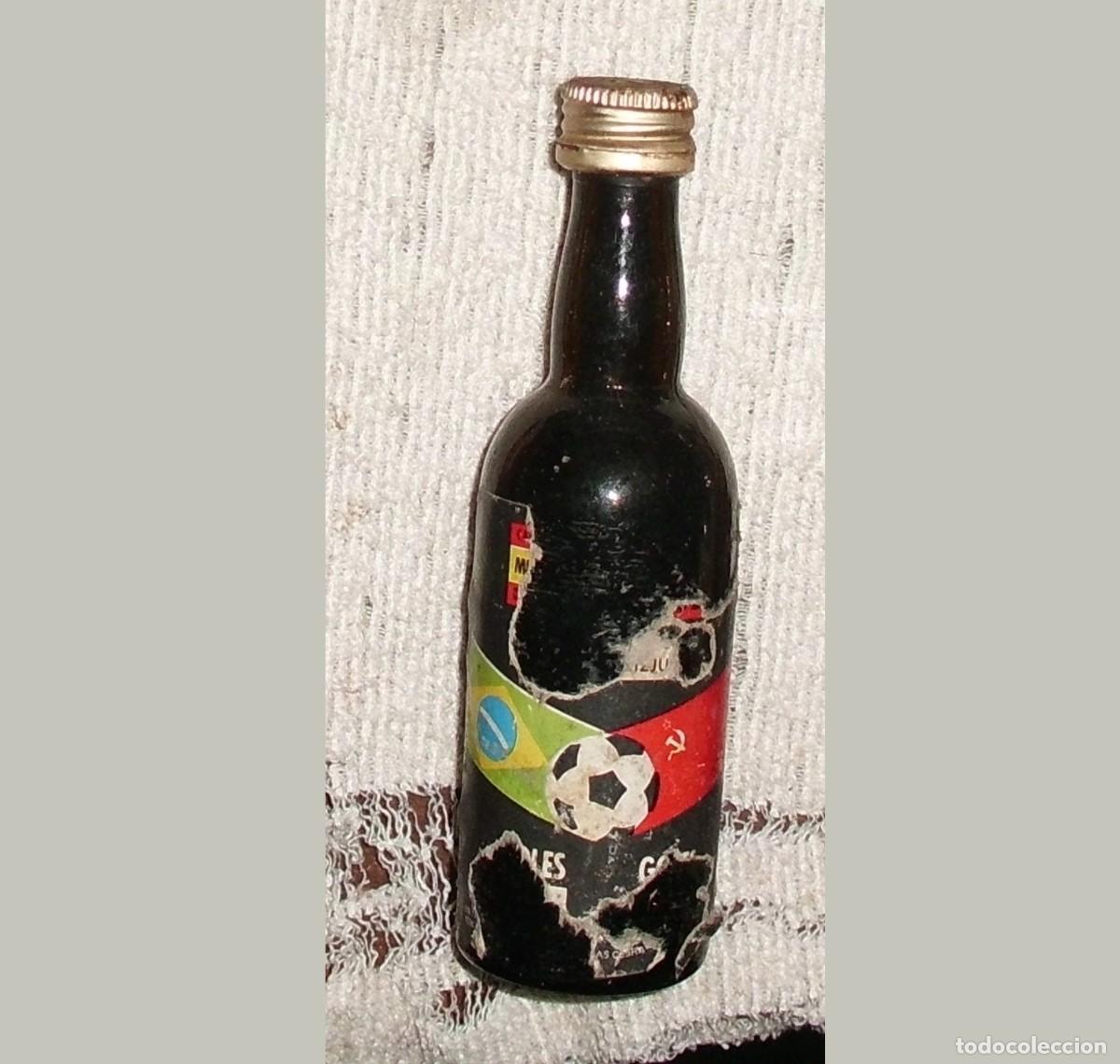 Coleccionismo de vinos y licores: BOTELLIN MUNDIALES 1982. DESTILERIA CEBRA. SIN LIQUIDO RF-6285