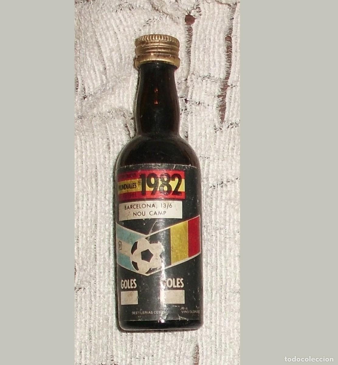 Coleccionismo de vinos y licores: BOTELLIN MUNDIALES 1982. DESTILERIA CEBRA. SIN LIQUIDO RF-6279
