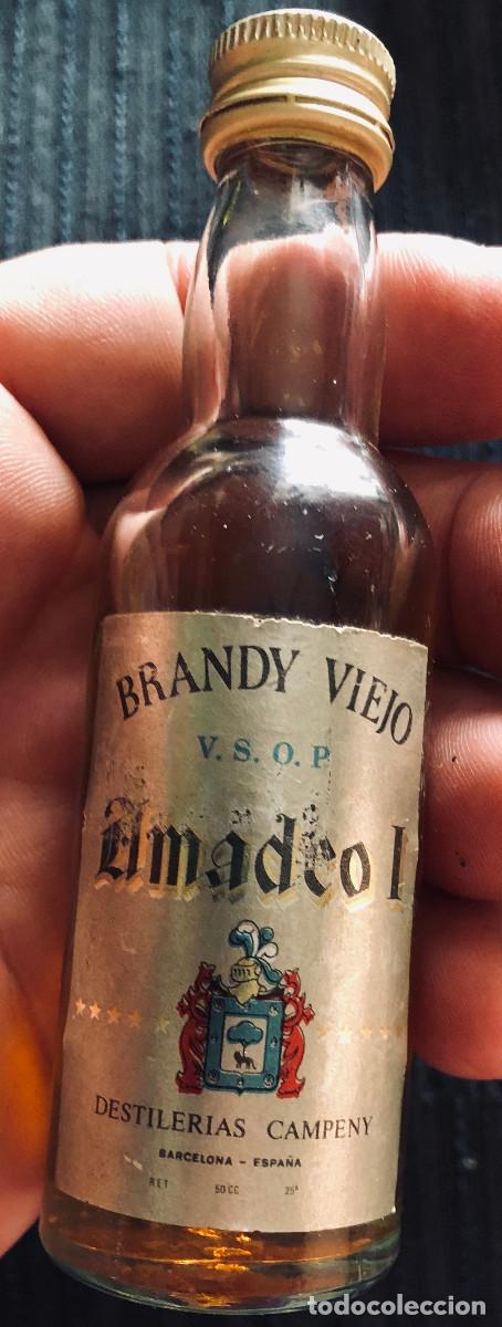 Coleccionismo de vinos y licores: Botellita o botell&iacute;n de brandy viejo Amadeo I. Destiler&iacute;as Campeny, Barcelona. A&ntilde;os 70. Cerrada.